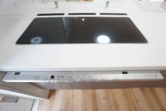 お手入れのしやすいIHクッキングヒーターです。3口コンロなので、効率よくお料理が楽しめます。毎日のお料理も楽しくなりますね＾＾