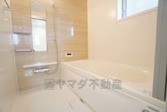 1日の疲れを癒すくつろぎのバスルーム。足を伸ばしてもゆったりと入れるサイズです。お子様と一緒にお風呂に入っても狭くないですね＾＾
