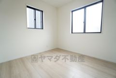 2面採光を確保した明るい室内は、風通しも良く、大変居心地の良い空間となっております。日当たりがよく、子供部屋としての利用もおすすめ。