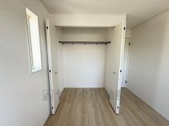 洋室にはラック付きのクローゼットが設けられています。たっぷり収納できるので衣替えの心配もいりませんね＾＾