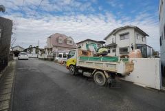 前面道路は北西側約6ｍの公道に面しています＾＾片縄小学校まで徒歩約13分。那珂川北中学校まで徒歩約29分。