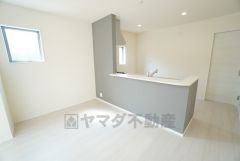 窓から光が差し込む明るいダイニングです＾＾