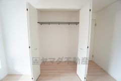 洋室にはラック付きのクローゼットが設けられています。たっぷり収納できるので衣替えの心配もいりませんね＾＾