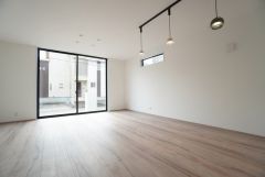 大きな掃き出し窓のあるリビングは、陽光あふれる明るい空間です。ゆったりと寛げる憩いの場となりそうです。