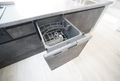 炊事時間を大幅に短縮できる食器洗浄乾燥機付き＾＾食器を洗う手間が減るので家族とのコミュニケーションの時間や自分の時間が増えますね。