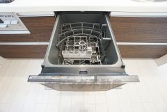 時間を大幅に短縮できる食器洗浄乾燥機付きキッチンです＾＾冬場の洗い物で手荒れの悩みもなくなります。