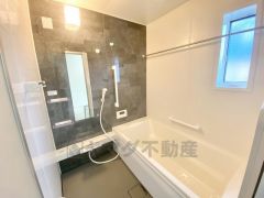 1日の疲れを癒すくつろぎのバスルーム。足を伸ばしてもゆったりと入れるサイズです。お子様と一緒にお風呂に入っても狭くないですね＾＾