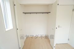 洋室には棚付きのクローゼットが設けられています。使用頻度が少ないものは枕棚の上に、足元には3段ボックスを置いて、フル活用できますね＾＾ 