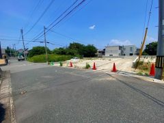 車通りも少なく安心です＾＾ スーパーやコンビニなども近く周辺環境充実。快適でゆとりのある生活空間で新生活を始めましょう^^