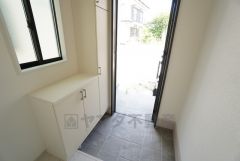 たっぷり収納できるシューズボックスです。家族全員の靴がきれいに整頓できます。棚の上にお花や写真を飾っても良いですね＾＾