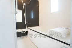 1日の疲れを癒すくつろぎのバスルーム。足を伸ばしてもゆったりと入れるサイズです。お子様と一緒にお風呂に入っても狭くないですね＾＾