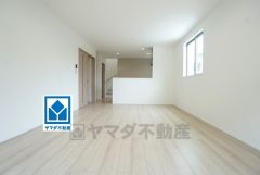 17帖。家族が集まる開放的なリビング。思い思いの時間を過ごしたり食事をしたり、素敵な団らんの場になりますね。