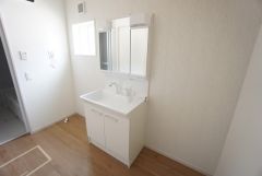 三面鏡裏収納付き洗面化粧台です＾＾ 歯磨きセットやスキンケア用品などの収納にご利用いただけます。ランドリースペース上部には窓も付いており換気に便利です＾＾