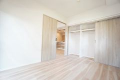 住む人のこだわりを活かす洋室。日当たりがよく、寝室としての利用もおすすめ。広めのクローゼットには荷物をすっきり片付けられ、ゆとりのある暮らしが出来ます＾＾