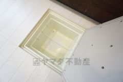 キッチンに床下収納があります。長期保存ができるもの、調理器具、防災グッズを入れておくのもいいですね。