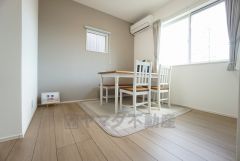 2面採光を確保した明るい室内は、風通しも良く、大変居心地の良い空間となっております。日当たりがよく、子供部屋としての利用もおすすめ。