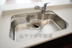 大きなお鍋も楽々洗える幅の広いシンクです＾＾ステンレスシンクなので簡単にお掃除できますよ。洗剤やスポンジもすっきりできる収納付き。