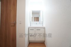 三面鏡裏収納付き洗面化粧台です＾＾ 歯磨きセットやスキンケア用品などの収納に便利ですね。 洗面・脱衣別設計なので、気兼ねなくお使いいただけます＾＾ 