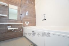 1日の疲れを癒すくつろぎのバスルーム。足を伸ばしてもゆったりと入れるサイズです。お子様と一緒にお風呂に入っても狭くないですね＾＾