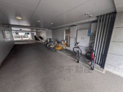敷地内駐輪場有。空き状況はお問い合わせ下さい。