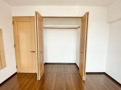 洋室にはハンガーパイプ付きのクローゼットが設けられています。たっぷり収納できるので衣替えの心配もいりませんね＾＾ 全居室収納付き。 