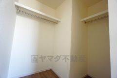 寝室にはハンガーパイプ付きのウォークインクローゼットが設けられています。たっぷり収納できるので衣替えの心配もいりませんね＾＾