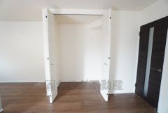 リビング収納。日常使う物や書類、おもちゃなどをすぐに片付けることができ、部屋が常にスッキリとした状態を保てます。急な来客時でも慌てず対応でき、生活感を抑えたおしゃれな空間を維持できます＾＾