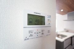 キッチン横からお湯張り、追い炊き、足し湯がボタン一つで楽々操作できる給湯機リモコンです。忙しい夕飯準備の時間帯に重宝しますね。