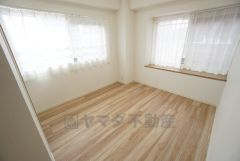 2面採光を確保した明るい室内は、風通しも良く、大変居心地の良い空間となっております。日当たりがよく、子供部屋としての利用もおすすめ。 