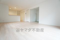 家族が集まる開放的なリビング。思い思いの時間を過ごしたり食事をしたり、素敵な団らんの場になりますね。