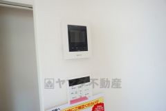 防犯はもちろん、セールスマン対策にもなるモニター付きインターホンです。 来訪者の顔が見えるので安心ですね＾＾