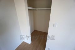 2階全居室にハンガーパイプ付きのウォークインクローゼットが設けられています。たっぷり収納できるので衣替えの心配もいりませんね＾＾ 