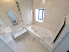 1日の疲れを癒すくつろぎのバスルーム。足を伸ばしてもゆったりと入れるサイズです。お子様と一緒にお風呂に入っても狭くないですね＾＾ 