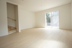 大きな掃き出し窓のあるリビングは、陽光あふれる明るい空間です。ゆったりと寛げる憩いの場となりそうです。