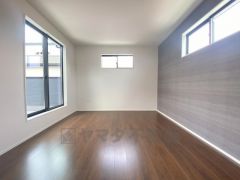 7.88帖。主寝室としてお使いいただけそうなこちらのお部屋は、日当たりが良く、爽やかな風を感じて起きる朝は、快適生活の始まりに。アクセントクロスでお洒落な空間＾＾