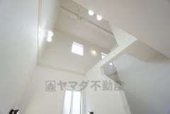 マルチスキップ上部は吹抜けで明るく開放感があります＾＾天井まで見渡すことが可能であるため視線の抜けが良く、実際の部屋の広さよりも広く感じます＾＾