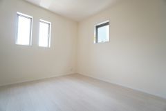 2面採光を確保した明るい室内は、風通しも良く、大変居心地の良い空間となっております。日当たりがよく、子供部屋としての利用もおすすめ。