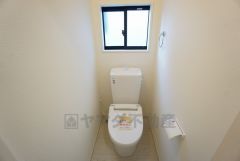 1階2階の2ヶ所にトイレがありますので、忙しい朝にも家族に気を使わず、ゆとりが生まれますね＾＾ 小窓付きで換気する時に便利です＾＾