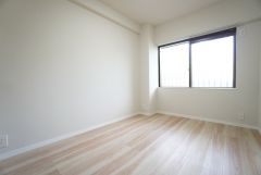 主寝室としてお使いいただけそうなこちらのお部屋は、日当たりが良く、爽やかな風を感じて起きる朝は、快適生活の始まりに。