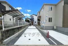 駐車スペースは2台分を確保。マイカー用に、お客さま用に、余裕を持ってご利用いただけます。