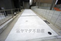 駐車スペースは縦列2台分を確保。マイカー用に、お客さま用に、余裕を持ってご利用いただけます。