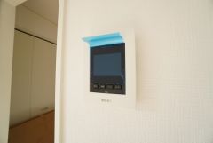 防犯はもちろん、セールスマン対策にもなるモニター付きインターホンです。 来訪者の顔が見えるので安心ですね＾＾