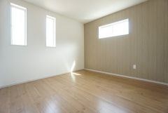 主寝室としてお使いいただけそうなこちらのお部屋は、日当たりが良く、爽やかな風を感じて起きる朝は、快適生活の始まりに。