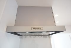 コンロ上には換気扇完備＾＾調理時の蒸気や匂いが換気扇に誘導され、効率的に排煙ができます＾＾