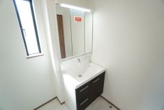 三面鏡裏収納付き洗面化粧台です＾＾ 歯磨きセットやスキンケア用品などの収納に便利ですね。 生活感も隠すことができ、来客時にも安心です。