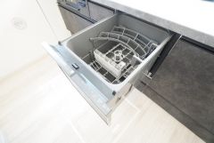 炊事時間を大幅に短縮できる食器洗浄乾燥機付き＾＾食器を洗う手間が減るので家族とのコミュニケーションの時間や自分の時間が増えますね。