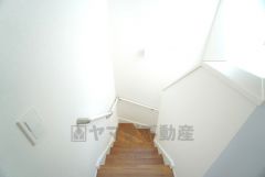 お子様も高齢の方も安心して上り下りができる手摺がついた安心設計です。