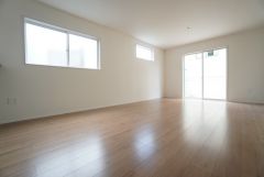 大きな窓のあるリビングは、陽光あふれる明るい空間です。居心地良く、ご家族皆がゆったり寛げる憩いの空間となりそうです。