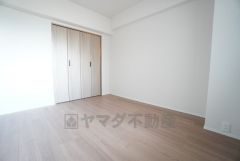 家具を選ばないナチュラルなフローリングとシンプルなクロスです＾＾ベッドや机を置いても余裕があります＾＾