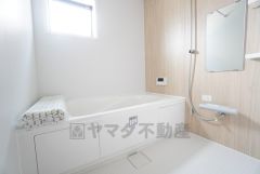 1日の疲れを癒すくつろぎのバスルーム。足を伸ばしてもゆったりと入れるサイズです。お子様と一緒にお風呂に入っても狭くないですね＾＾